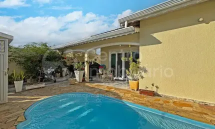 Casa à venda com piscina e 3 quartos em peruíbe, no bairro parque balneario oasis