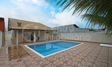 Casa à venda com piscina e 3 quartos em peruíbe, no bairro maria h novaes