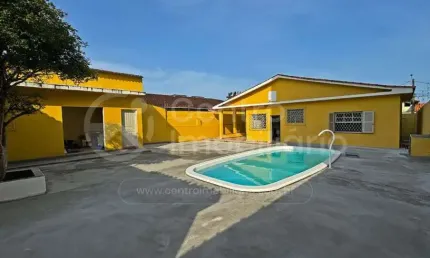 Casa à venda com piscina e 2 quartos em peruíbe, no bairro centro