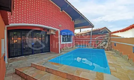 CASA à venda com piscina e 3 quartos em Peruíbe, no bairro Jardim Imperador