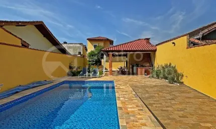 CASA à venda com piscina e 3 quartos em Peruíbe, no bairro Jardim Marcia