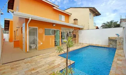 CASA à venda com piscina e 3 quartos em Peruíbe, no bairro Parque Balneario Oasis