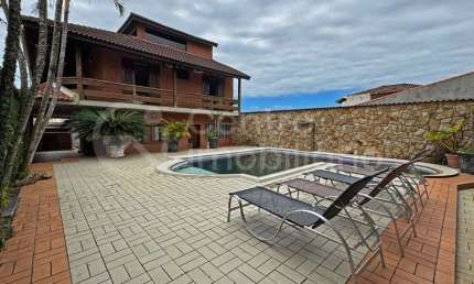 CASA à venda com piscina e 4 quartos em Peruíbe, no bairro Maria H Novaes