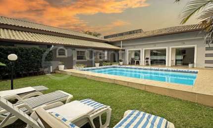 CASA à venda com piscina e 3 quartos em Peruíbe, no bairro Parque Balneario Oasis