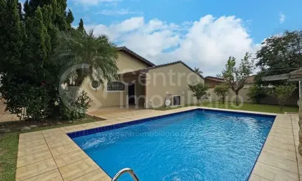 CASA à venda com piscina e 3 quartos em Peruíbe, no bairro Parque Balneario Oasis