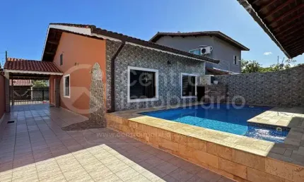 CASA à venda com piscina e 3 quartos em Peruíbe, no bairro Jardim Três Marias