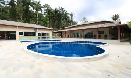 Casa à venda com piscina e 6 quartos em peruíbe, no bairro bananal