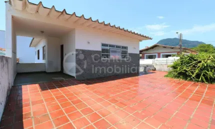 CASA à venda com 3 quartos em Peruíbe, no bairro Centro