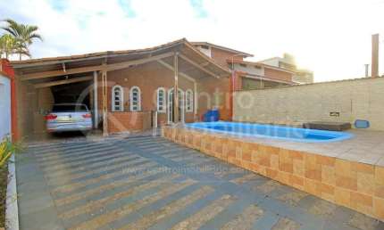 CASA à venda com 3 quartos em Peruíbe, no bairro Balneario Josedy