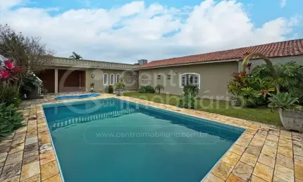 CASA à venda com piscina e 3 quartos em Peruíbe, no bairro Balneario Sao Joao Batista