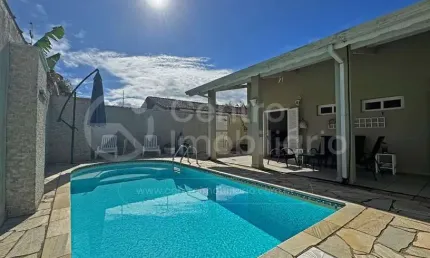 CASA à venda com piscina e 4 quartos em Peruíbe, no bairro Jardim Três Marias
