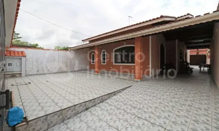 CASA à venda com 3 quartos em Peruíbe, no bairro Jardim Peruibe