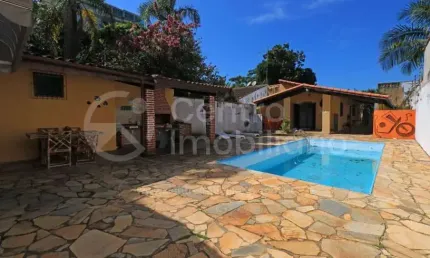 CASA à venda com piscina e 3 quartos em Peruíbe, no bairro Centro
