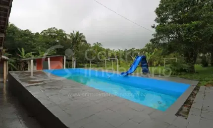 Casa à venda com piscina e 3 quartos em peruíbe, no bairro bananal