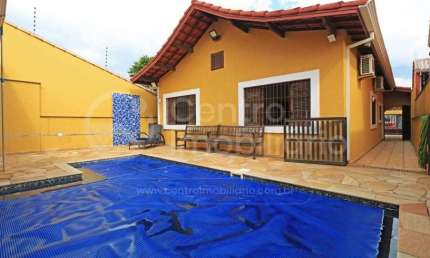 CASA à venda com piscina e 3 quartos em Peruíbe, no bairro Jardim Beira Mar