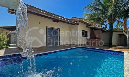 CASA à venda com piscina e 3 quartos em Peruíbe, no bairro Jardim Mar E Sol