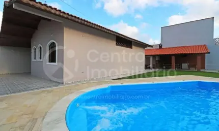 CASA à venda com piscina e 3 quartos em Peruíbe, no bairro Parque Balneario Oasis