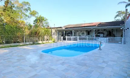 CASA à venda com piscina e 3 quartos em Peruíbe, no bairro Jardim Somar