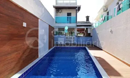 CASA à venda com piscina e 4 quartos em Peruíbe, no bairro Centro