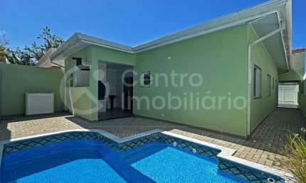 CASA à venda com piscina e 3 quartos em Peruíbe, no bairro Estancia Sao Jose