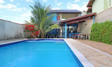 CASA à venda com piscina e 2 quartos em Peruíbe, no bairro Belmira Novaes