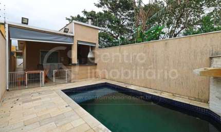 CASA à venda com piscina e 2 quartos em Peruíbe, no bairro Jardim Brasil