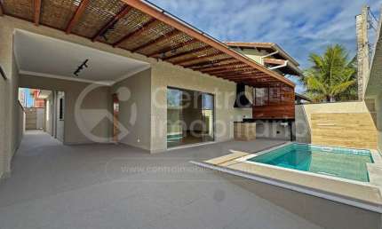 CASA à venda com piscina e 3 quartos em Peruíbe, no bairro Parque Balneario Oasis