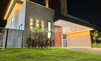 Casa no Jardins Amsterdã com 4 quartos sendo 3 suítes ou Escritrório. Lote de 496m2 e 267m2 de área construída.