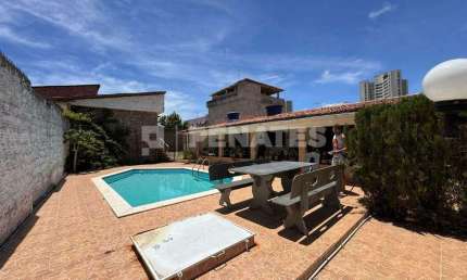 Casa com Amplo Terreno e Potencial de Personalização