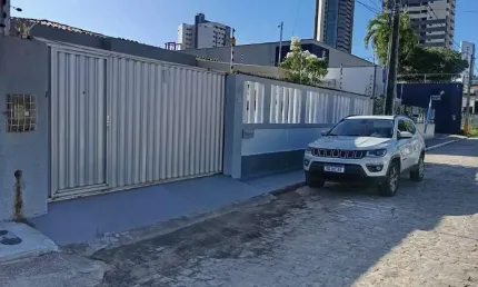 Casa comercial em petrópolis disponível para locação.