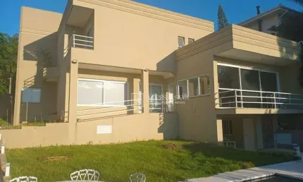 Casa com 3 Suítes disponível para locação  ou venda no Condomínio Arco Íris, Atibaia, SP.