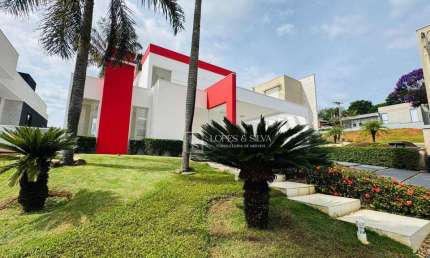Casa com 3 Suítes disponível para Locação localizado no condomínio Figueira Garden, Atibaia, SP.