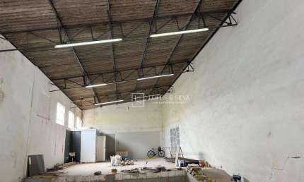 Galpão com 300m² disponível para Locação no Bairro Terceiro Centenario, Atibaia, SP