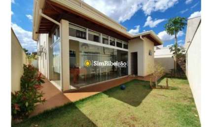 Sobrado a venda no condomínio Terras de Siena. Bairro Vila do Golf.
