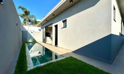 Casa com fino acabamento e 4 suítes à venda, em condomínio na vila do golf