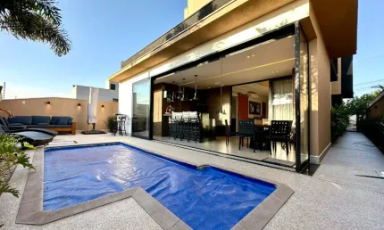 Belíssimo sobrado com 03 suítes, cozinha separada e escritório disponível para venda na vila do golfsobrado incrível disponível para venda no quinta dos ventos. esta belíssima residência conta com uma