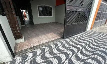 Casa Geminada! 2 Dormitórios 1 Suíte! Ótima Localização