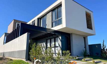 Excelente Casa no Bairro Ponta Aguda em Blumenau com 3 Dormitórios (3 suítes) e 325 m²
