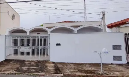 CASA TÉRREA A VENDA EM INDAIATUBA NA REGIÃO CENTRAL COM AMPLO TERRENO E EDÍCULA