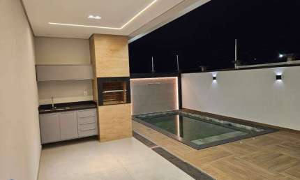 Casa de luxo em condomínio à venda em Indaiatuba-SP  3 quartos, 3 suítes, 3 salas, 4 banheiros, 4 vagas, 180m²  Bairro Jardins Di Roma