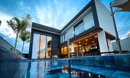 Venda: sobrado alto padrão no condomínio pinheiros, 4 suítes, área gourmet e piscina com hidromassagem!