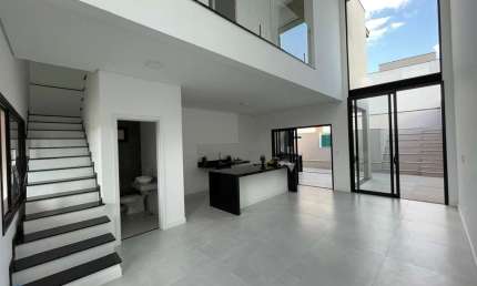 Luxuosa casa em condomínio à venda em Indaiatuba-SP, no bairro Loteamento Park Gran Reserve. 3 quartos, 3 suítes, 2 salas, 4 banheiros, 4 vagas de garagem, 228 m² de área. Venha conferir!
