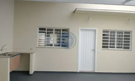 Casa térrea à venda em indaiatuba-sp, bairro jardim valença. 3 quartos, 1 suíte, 2 salas, 2 banheiros, 2 vagas de garagem.