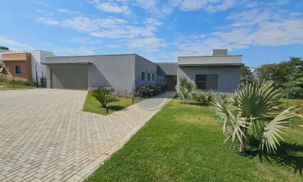 Residência térrea de luxo em condomínio exclusivo, 4 suítes, piscina com borda infinita e garagem para 7 carros entre indaiatuba e salto-sp