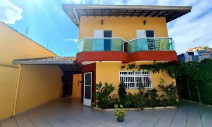 Belissima Casa Isolada. Construcao de primeira. A casa e ampla e arejada.
Próximo ao Centro de Mongaguá, a alguns passos da Praia. 
Venha conferir!