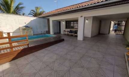 Linda casa de frente para a praia.... 
Otima localizaçao