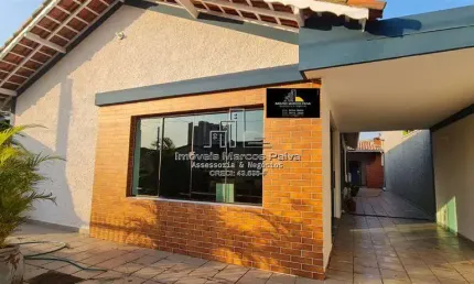 Casa com 300m de terreno em local nobre 50m da praia