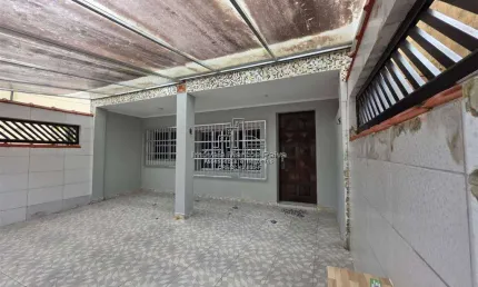 Casa com 2 dormitórios no centro de mongaguá! confira!