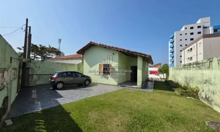 Casa com amplo terreno a apenas 100 metros da praia, em localização privilegiada!