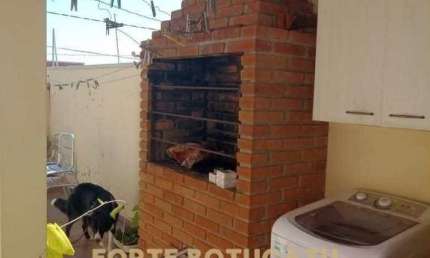 Casa Padrão - Esquina - Em uma das mais movimentadas ruas de Botucatu